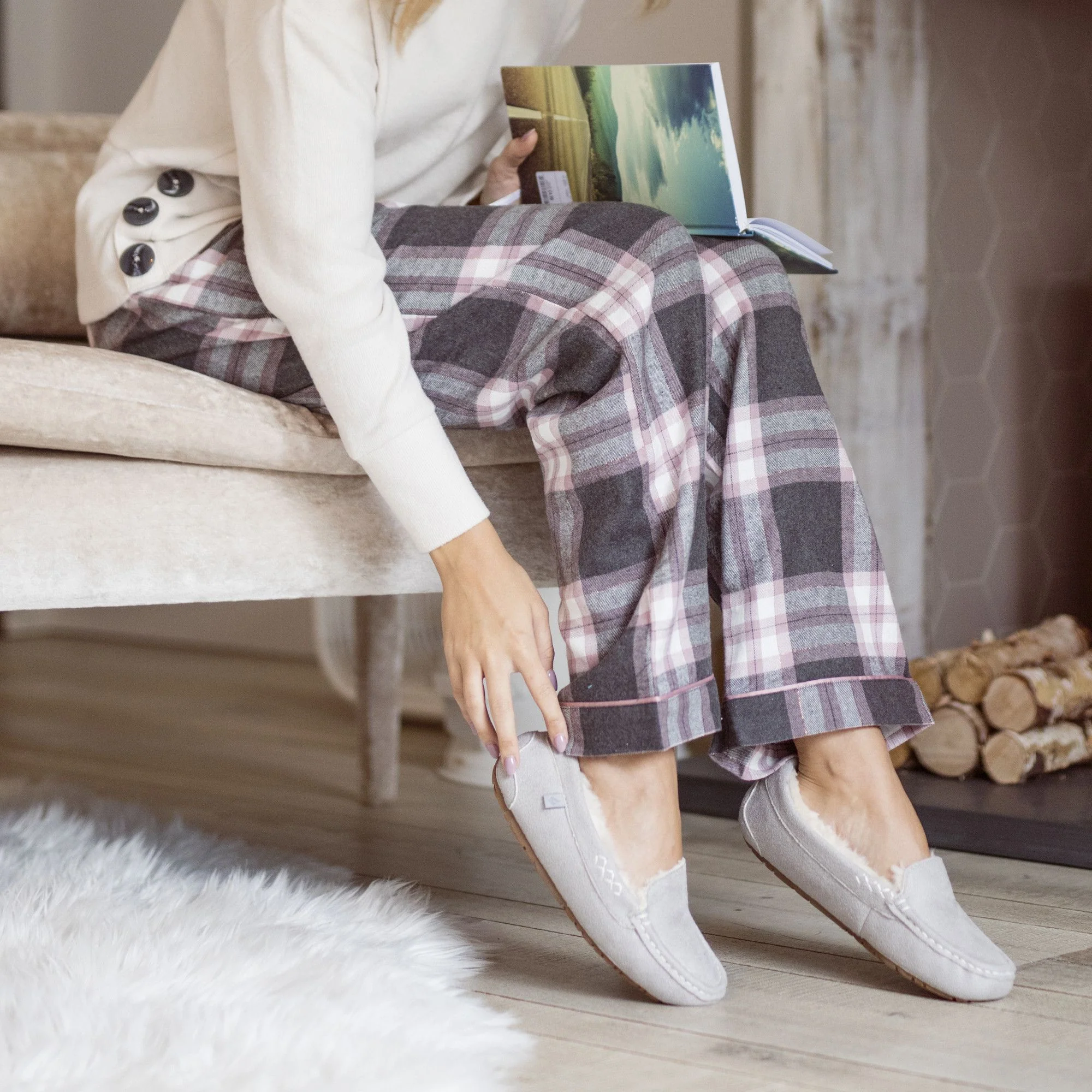 Ladies Fleece Lined Memory Foam Slippers for Winter - Image 3