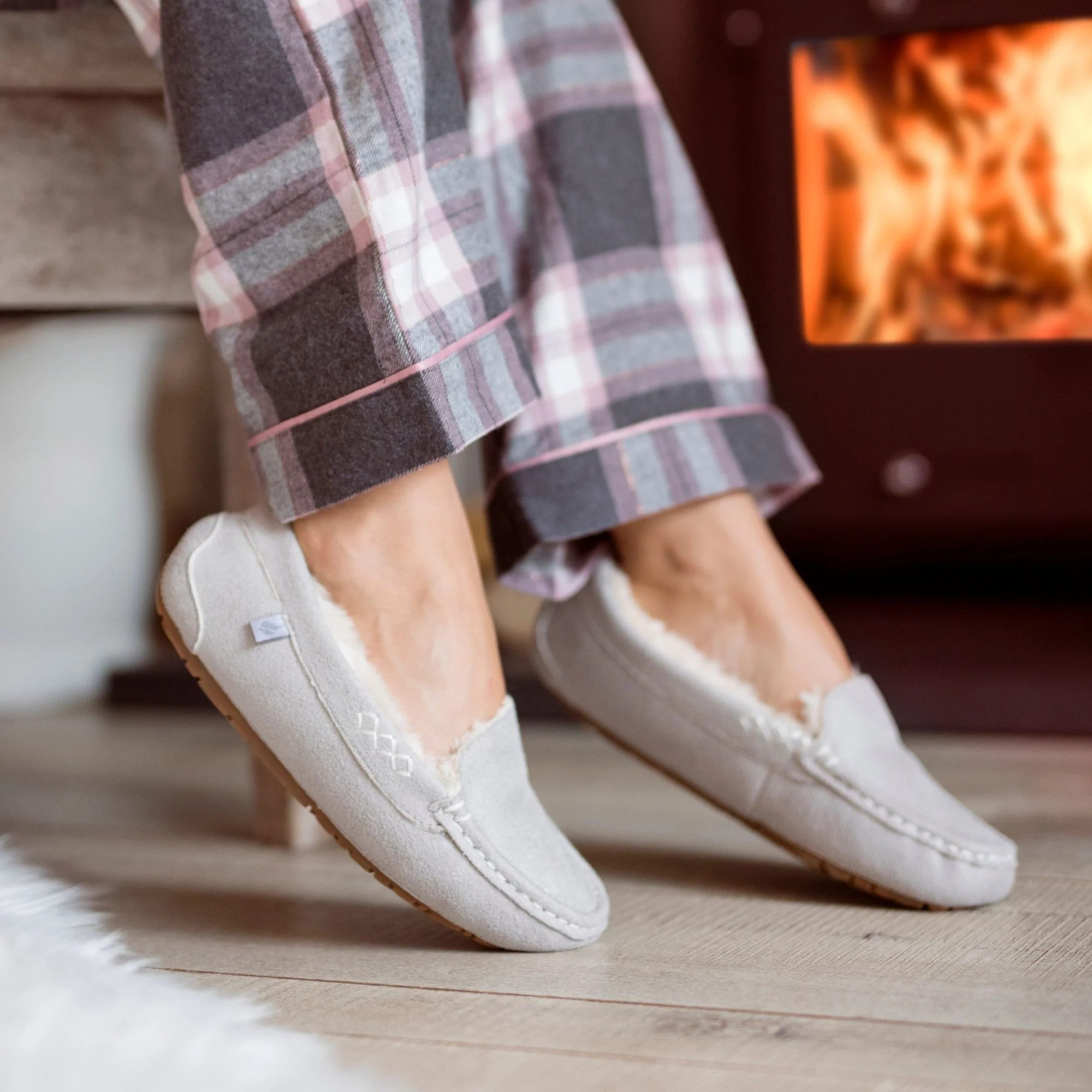 Ladies Fleece Lined Memory Foam Slippers for Winter - Image 4